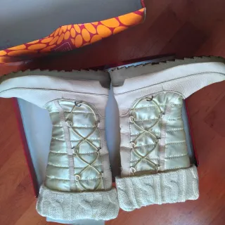 Botas de invierno blancas con cordones decorativos