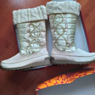 Botas de invierno blancas con cordones decorativos