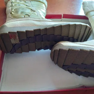 Botas de invierno blancas con cordones decorativos