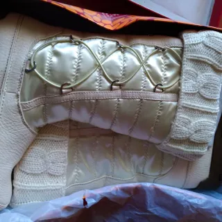 Botas de invierno blancas con cordones decorativos