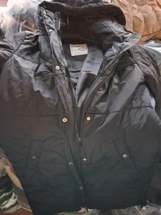 Cazadora larga negra con botones dorados