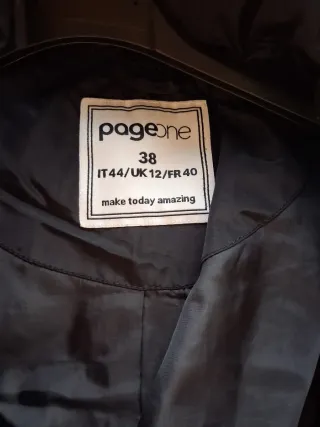 Cazadora larga negra con botones dorados