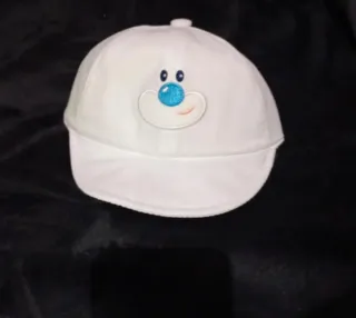 Gorra infantil con cara divertida