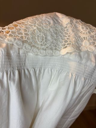 Vestido blanco con encaje de Pedro Del Hierro