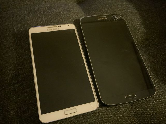 Lote 2 teléfonos Samsung (blanco y negro)
