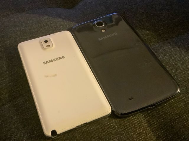 Lote 2 teléfonos Samsung (blanco y negro)