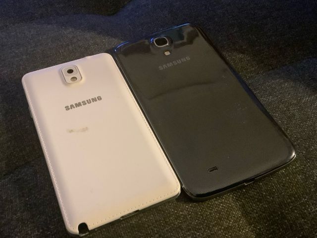 Lote 2 teléfonos Samsung (blanco y negro)