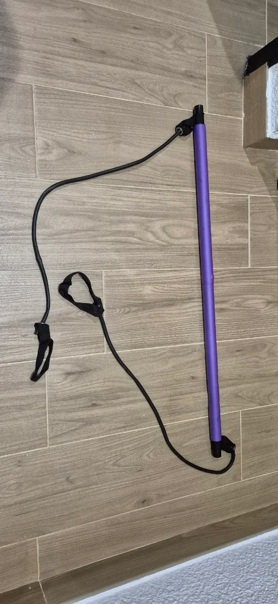Barra de ejercicio con elástico púrpura