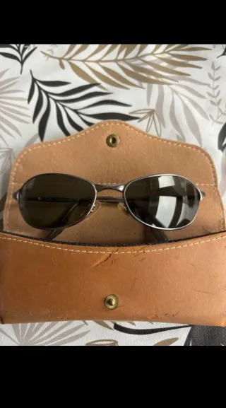 Gafas de sol plateadas y marrones