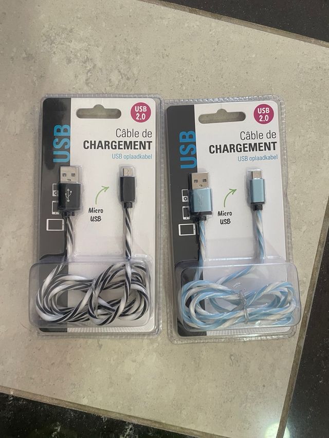 Cabos de carregamento tipo C e iPhone