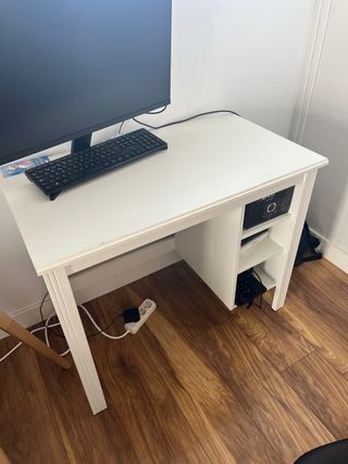 Scrivania bianca con scaffali