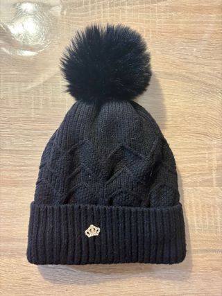 Gorro negro con pompón