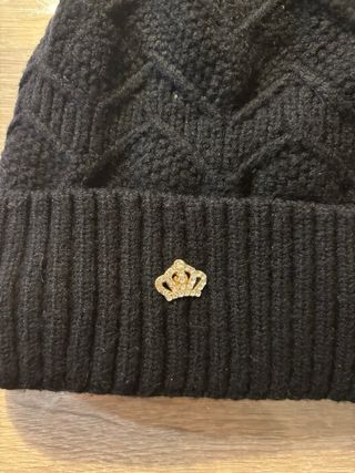 Gorro negro con pompón