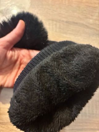 Gorro negro con pompón