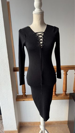 Vestido midi negro con cordones