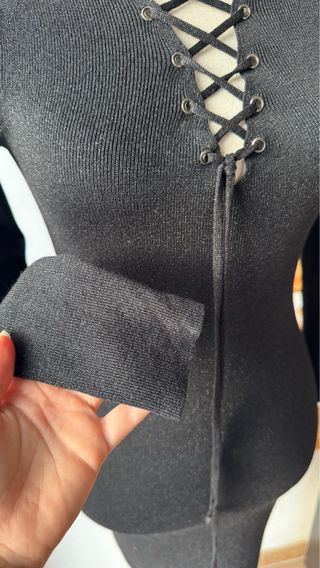 Vestido midi negro con cordones