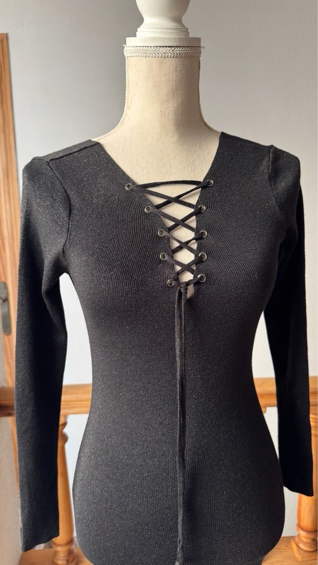 Vestido midi negro con cordones