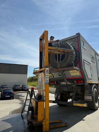 Portamotos trasero para camión