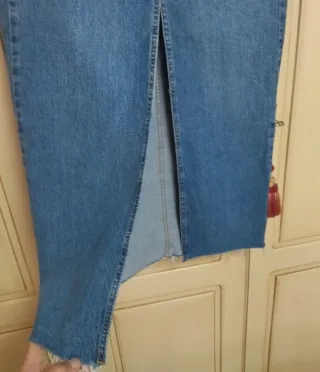 Falda vaquera midi con abertura