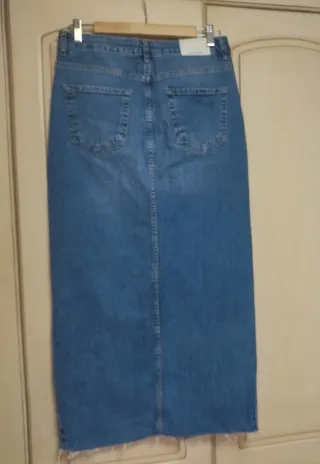 Falda vaquera midi con abertura