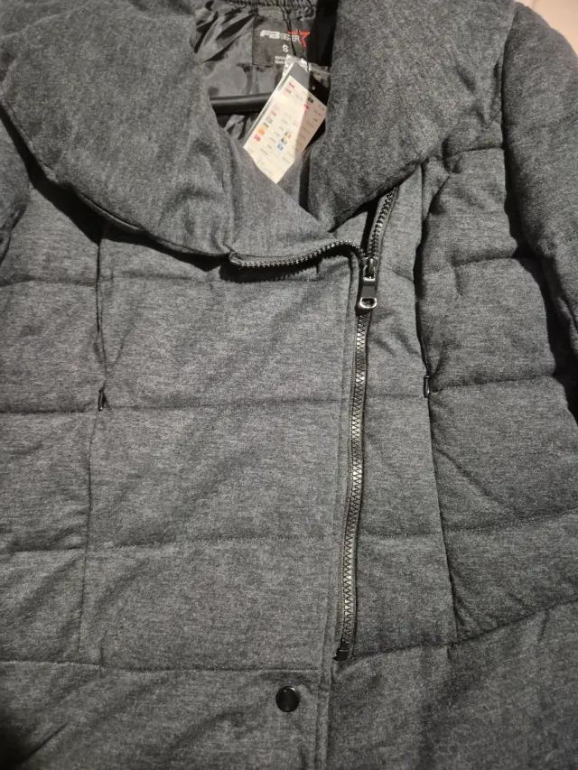 Chaqueta de invierno gris acolchada