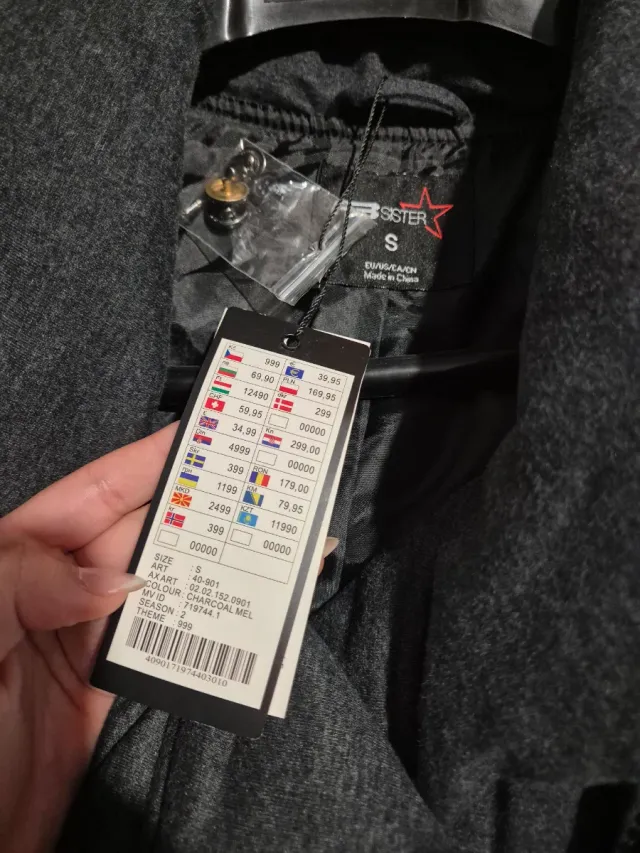 Chaqueta de invierno gris acolchada