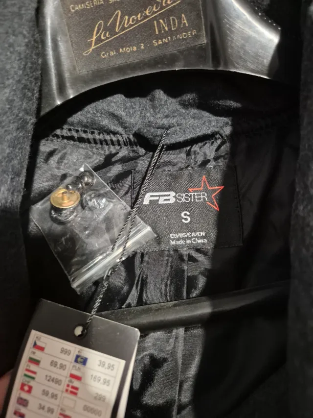 Chaqueta de invierno gris acolchada