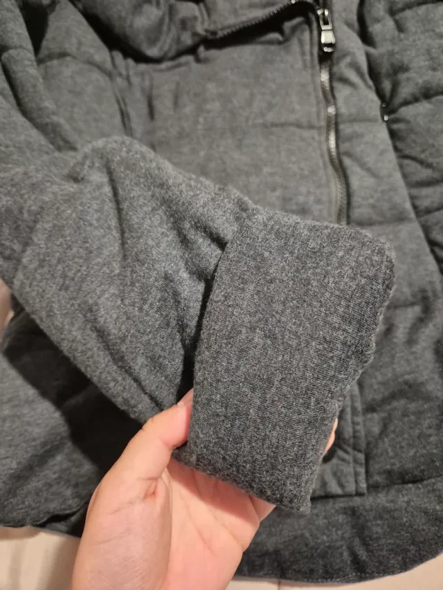 Chaqueta de invierno gris acolchada