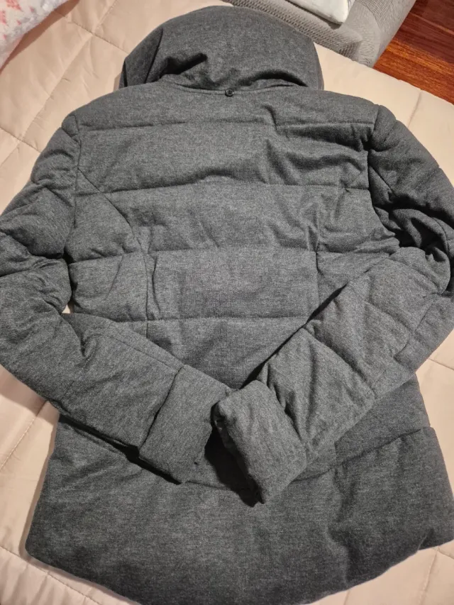 Chaqueta de invierno gris acolchada