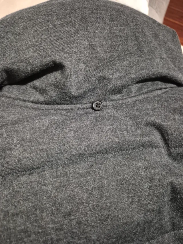 Chaqueta de invierno gris acolchada