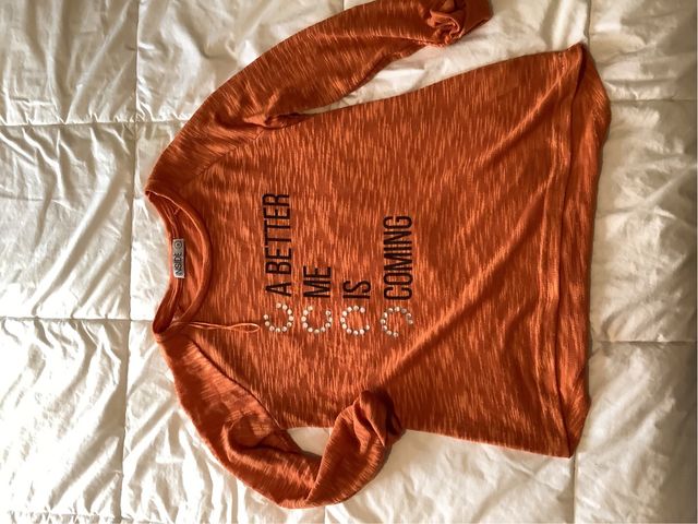 Camiseta naranja con mensaje A better me is coming