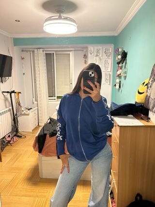 Chaqueta azul con cremallera