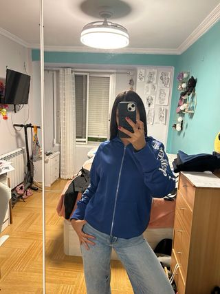 Chaqueta azul con cremallera