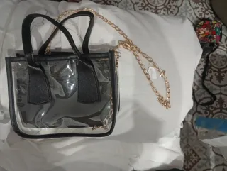 Bolso transparente con cadena dorada