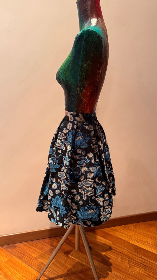 Gonna damascata nera e blu