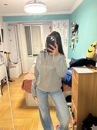 Chaqueta con cremallera gris y beige