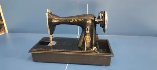 Máquina de coser Alfa antigua