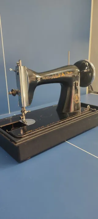 Máquina de coser Alfa antigua