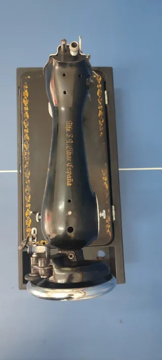 Máquina de coser Alfa antigua