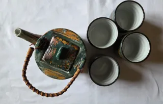 Set teiera e 4 tazze in ceramica.