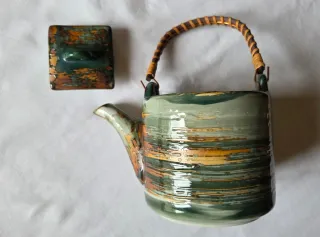 Set teiera e 4 tazze in ceramica.