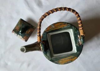 Set teiera e 4 tazze in ceramica.