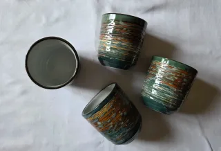 Set teiera e 4 tazze in ceramica.