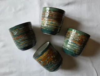 Set teiera e 4 tazze in ceramica.