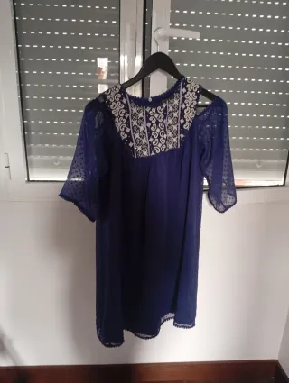 Vestido azul con bordado