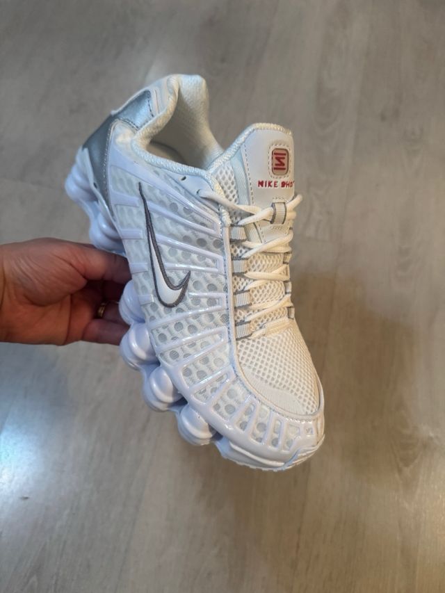 Zapatillas Nike Shox Blancas y Plateadas