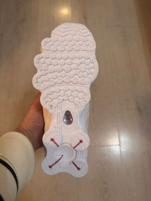 Zapatillas Nike Shox Blancas y Plateadas