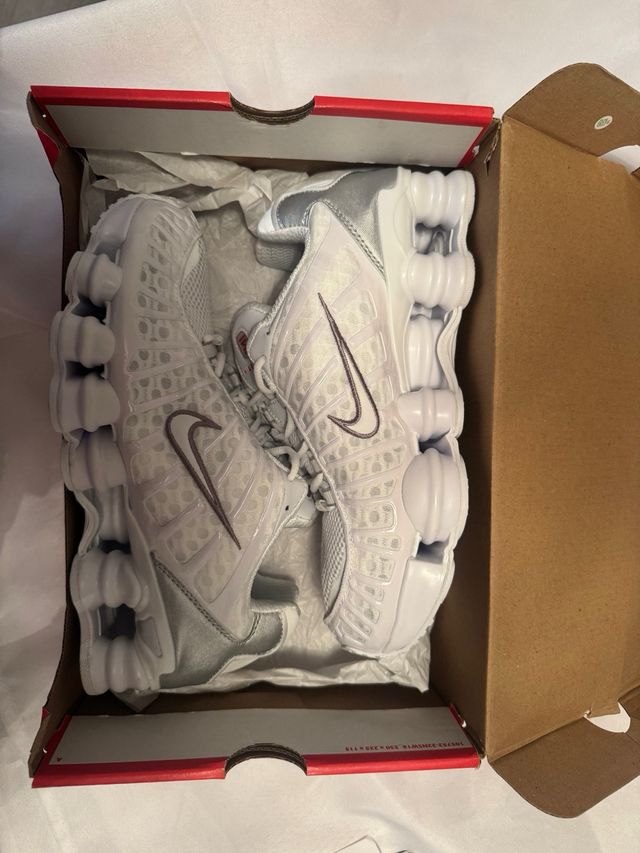 Zapatillas Nike Shox Blancas y Plateadas