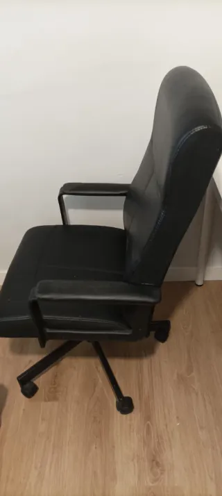 Silla de oficina giratoria negra