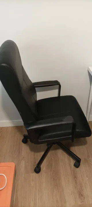 Silla de oficina giratoria negra